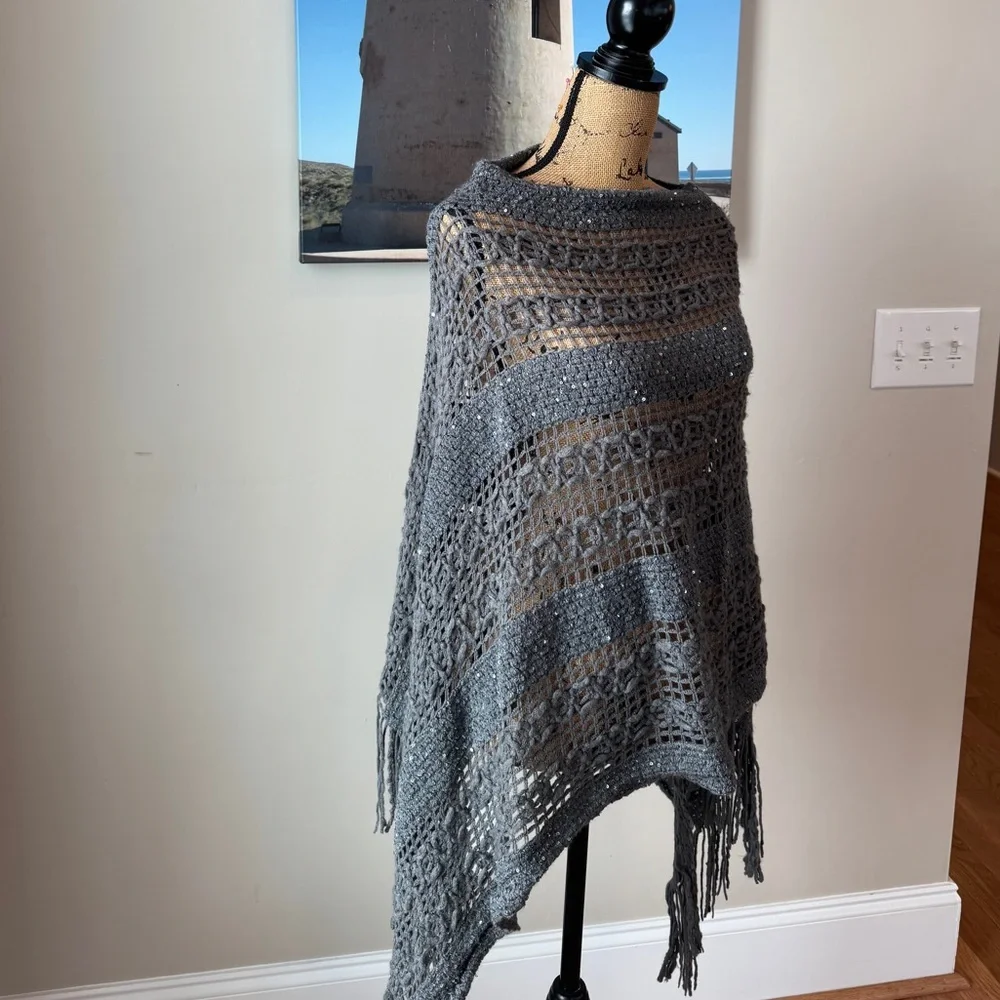 Gray knit poncho /shawl with sequin and fringe detail Riah fashion LA - Picture 3 of 11